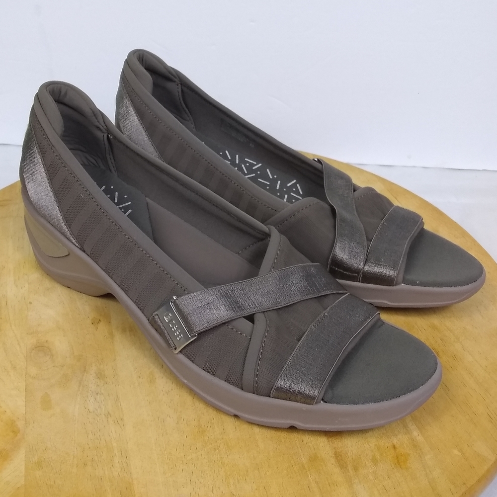 Bzees Peep Toe Kitten Shoes Womens 11 Gray Open Toe Wedge Heel Comfort Slip On